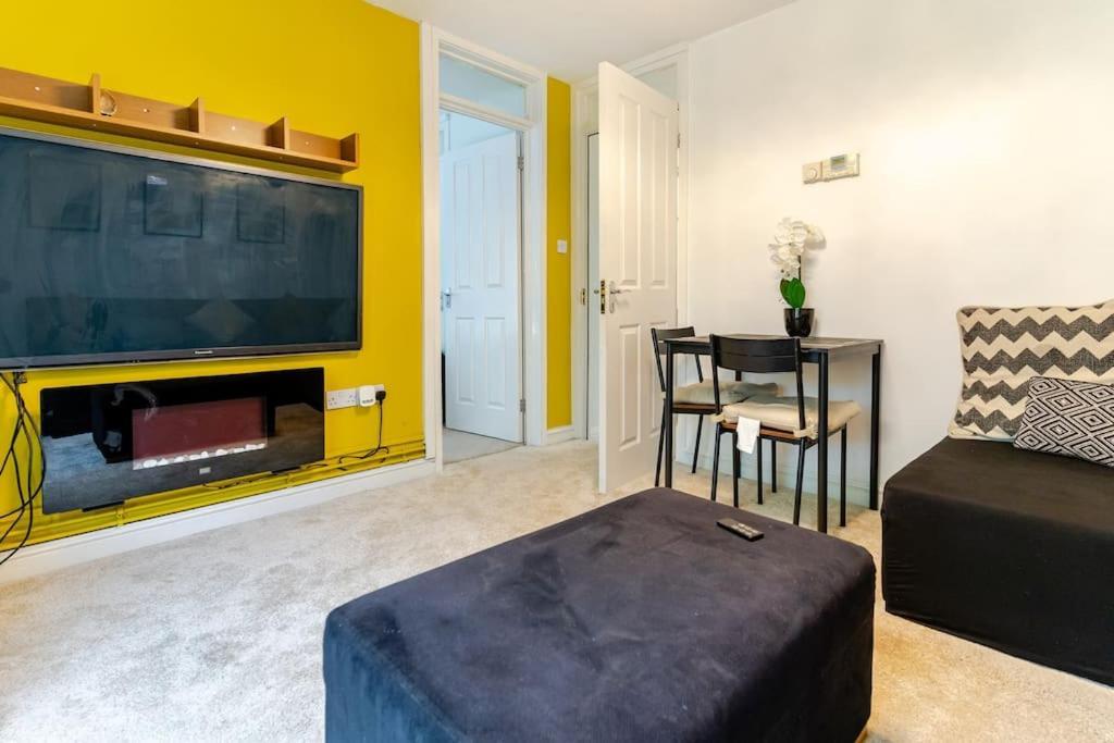 A&S Properties, No Guest Fees, Bank Transfe Deposit Available Wolverhampton Bagian luar foto